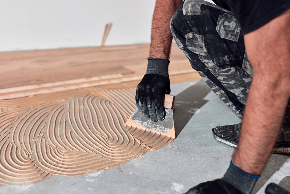 Szakember parkettát ragaszt le